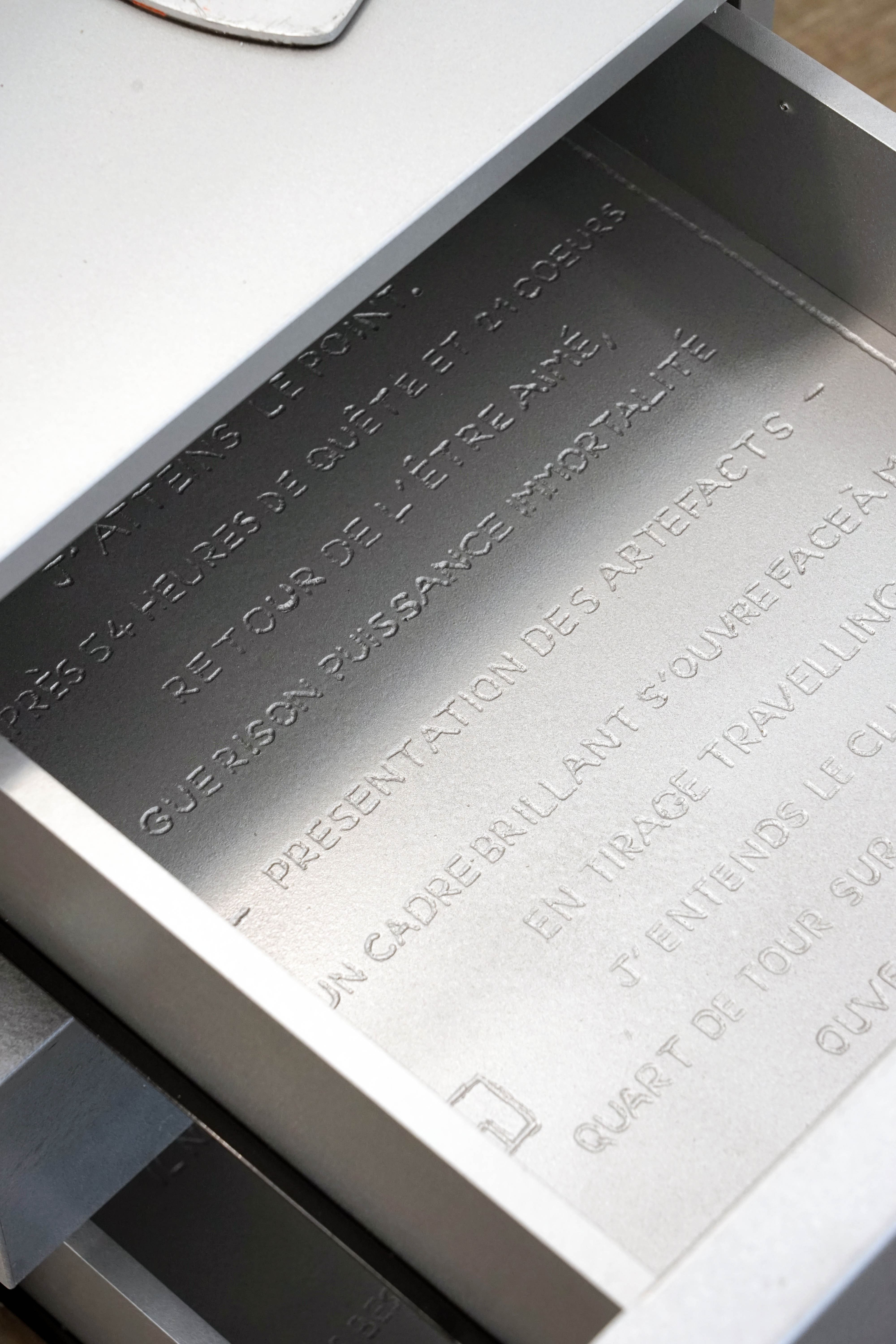 2023, Loot, caisson de bureau, tiroirs gravés et lampe de bureau, 88 x 44 x 61cm